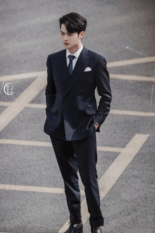 翻来翻去算是看明白了,你们霸总的标配不是西装,是全身照里填满屏幕的