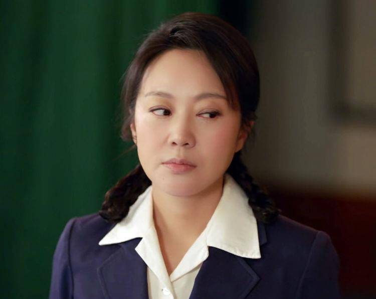 闫妮的脸已经僵硬如石块,美容针究竟是帮了她,还是害了她?