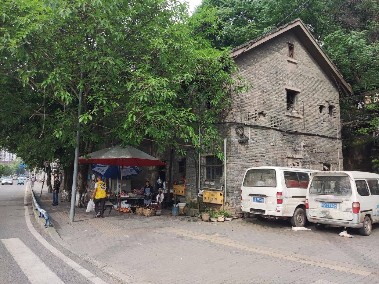 江北的长安厂已经处在城市中心位置,相比起来,望江厂的位置偏僻一些