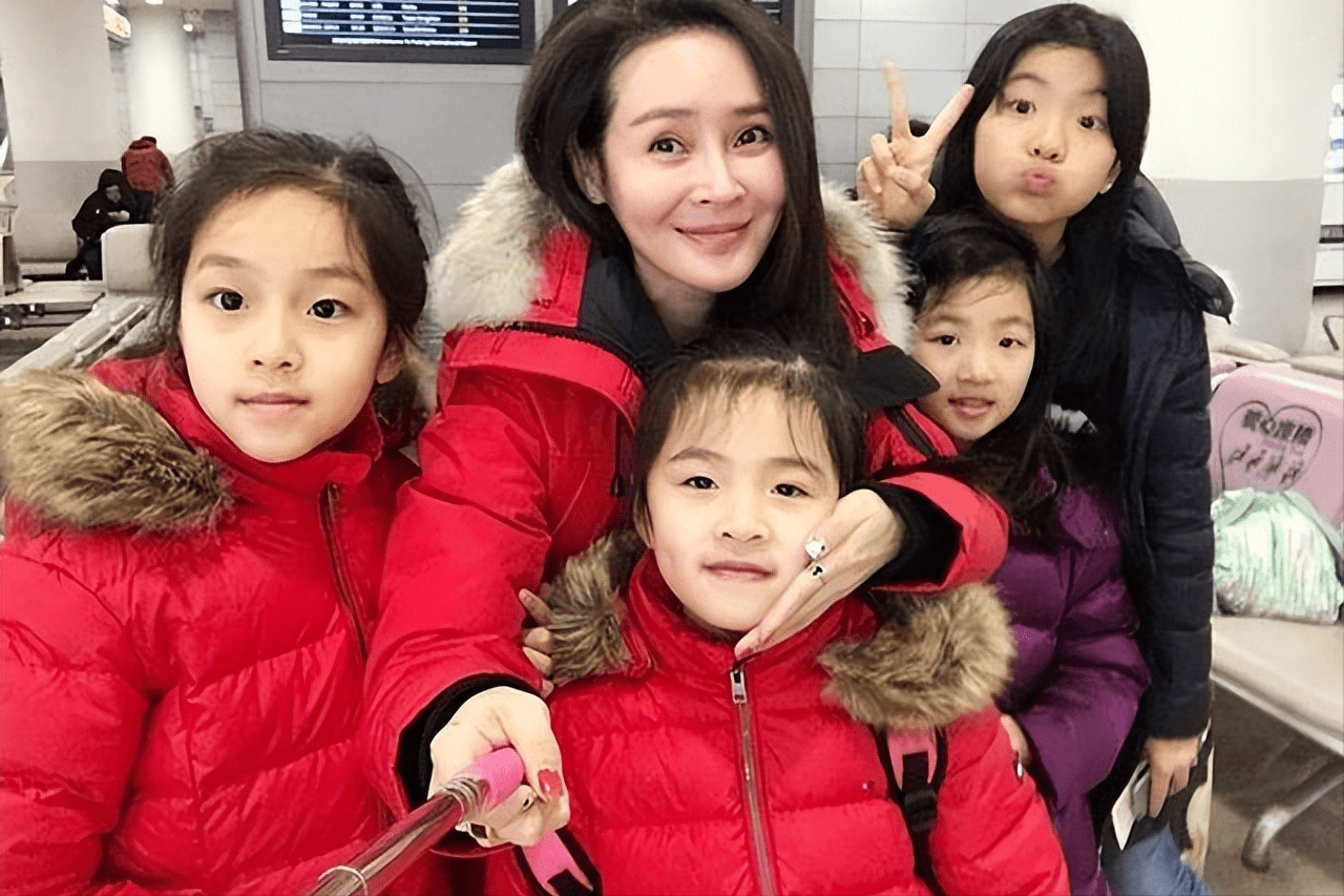 于明加一家4口出游,神秘老公罕露面,近一米八俩女大长腿抢镜_女儿