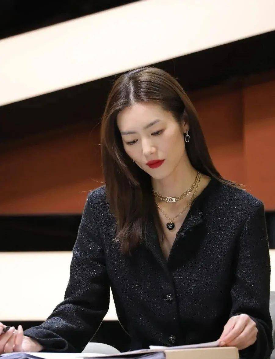 不去国际t台去综艺,刘雯被嘲事业下滑:"离去式毁约"后悔吗?