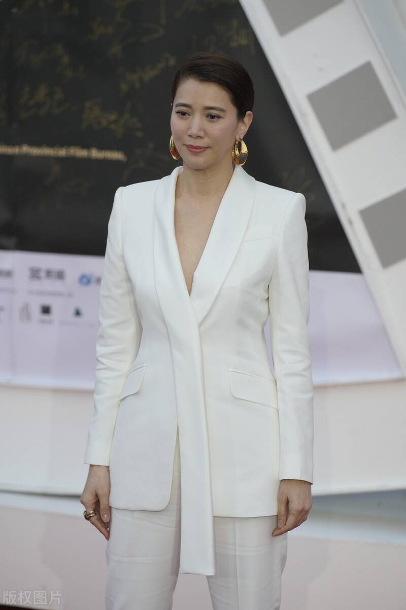 第三位:袁咏仪.她是1990年香港小姐冠军以及最上镜小姐奖.