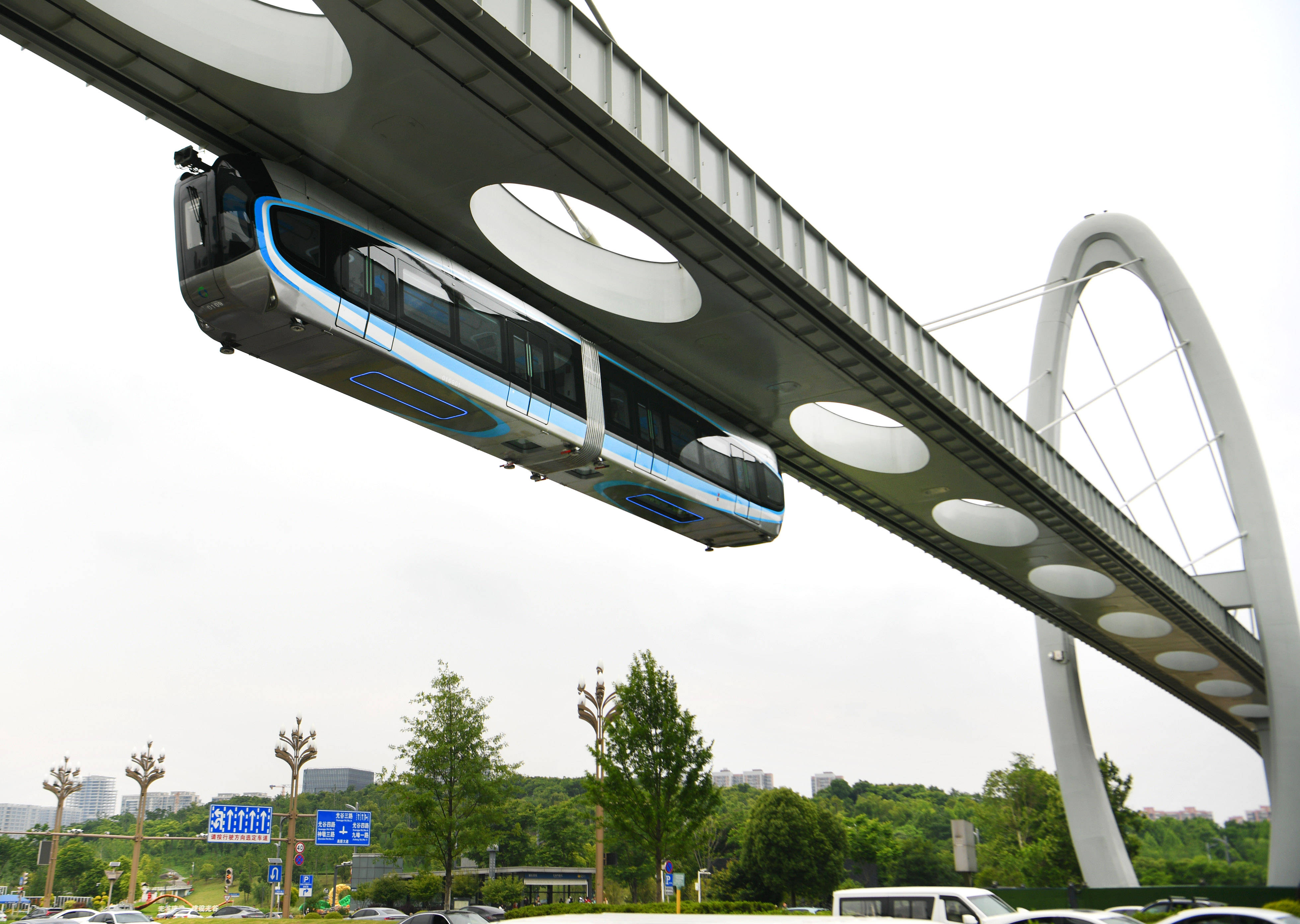 国内首条悬挂式空中轨道列车试乘发车_车辆_技术_生态