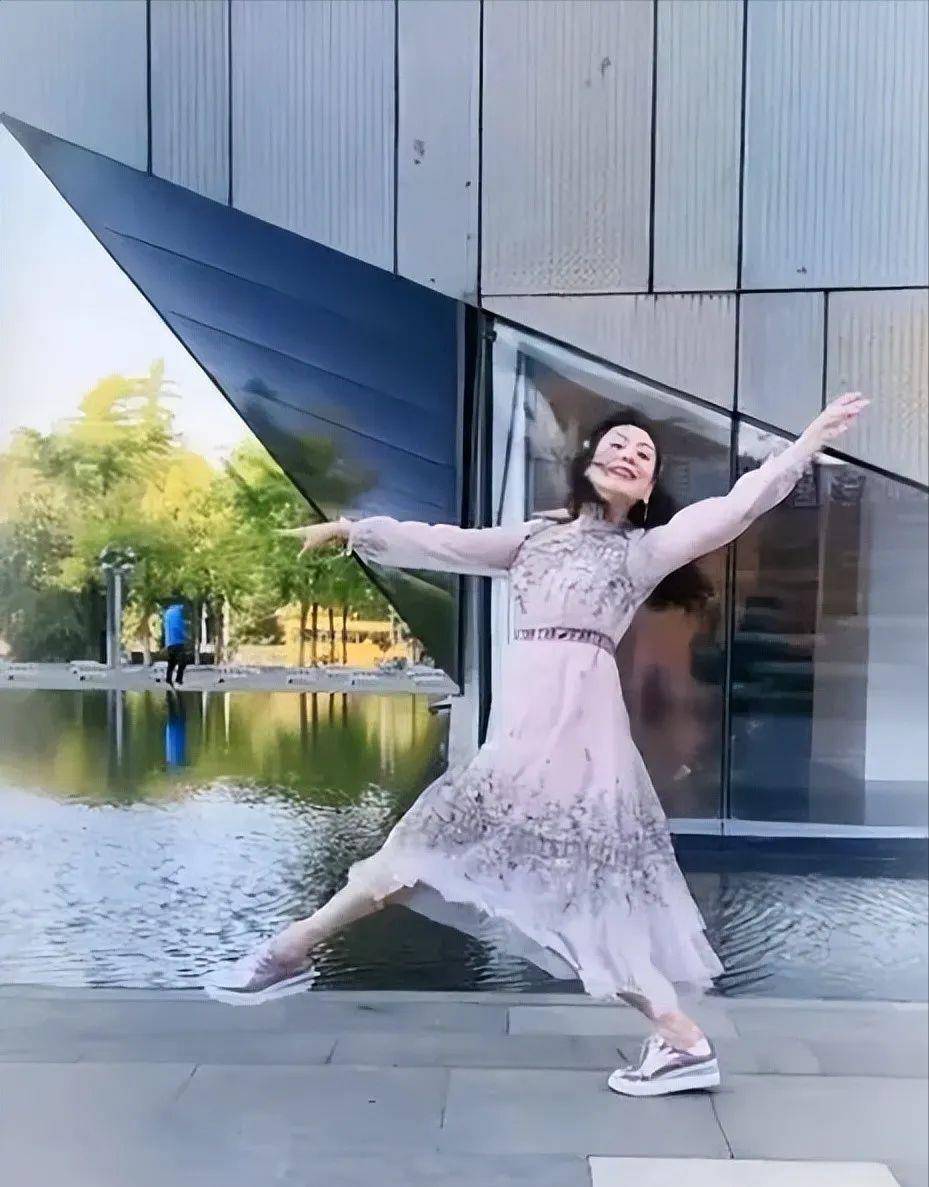 穿高腰裤腰间赘肉明显,扮嫩明显不合适_谭梅_气质_视觉