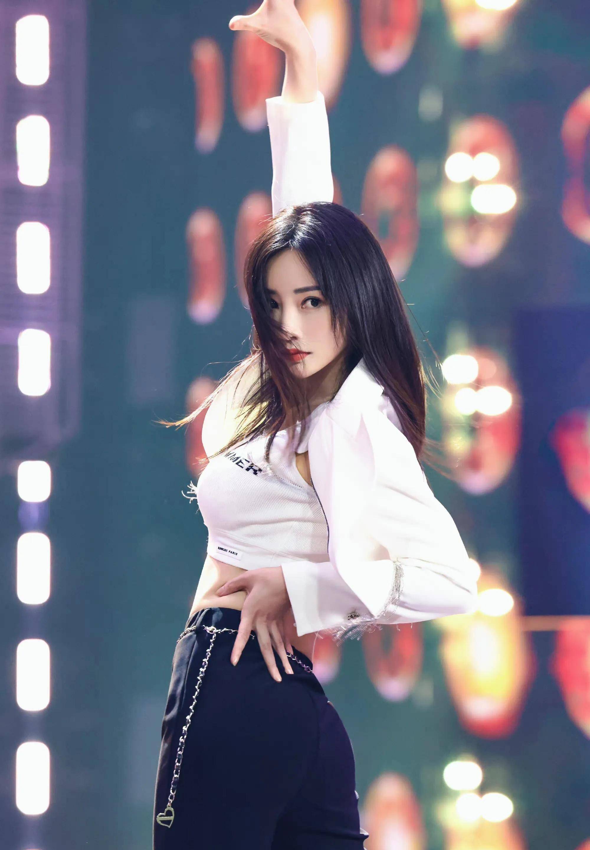 穿"露腰"装跳舞,腰细腿长真惹眼_身材_造型_风格