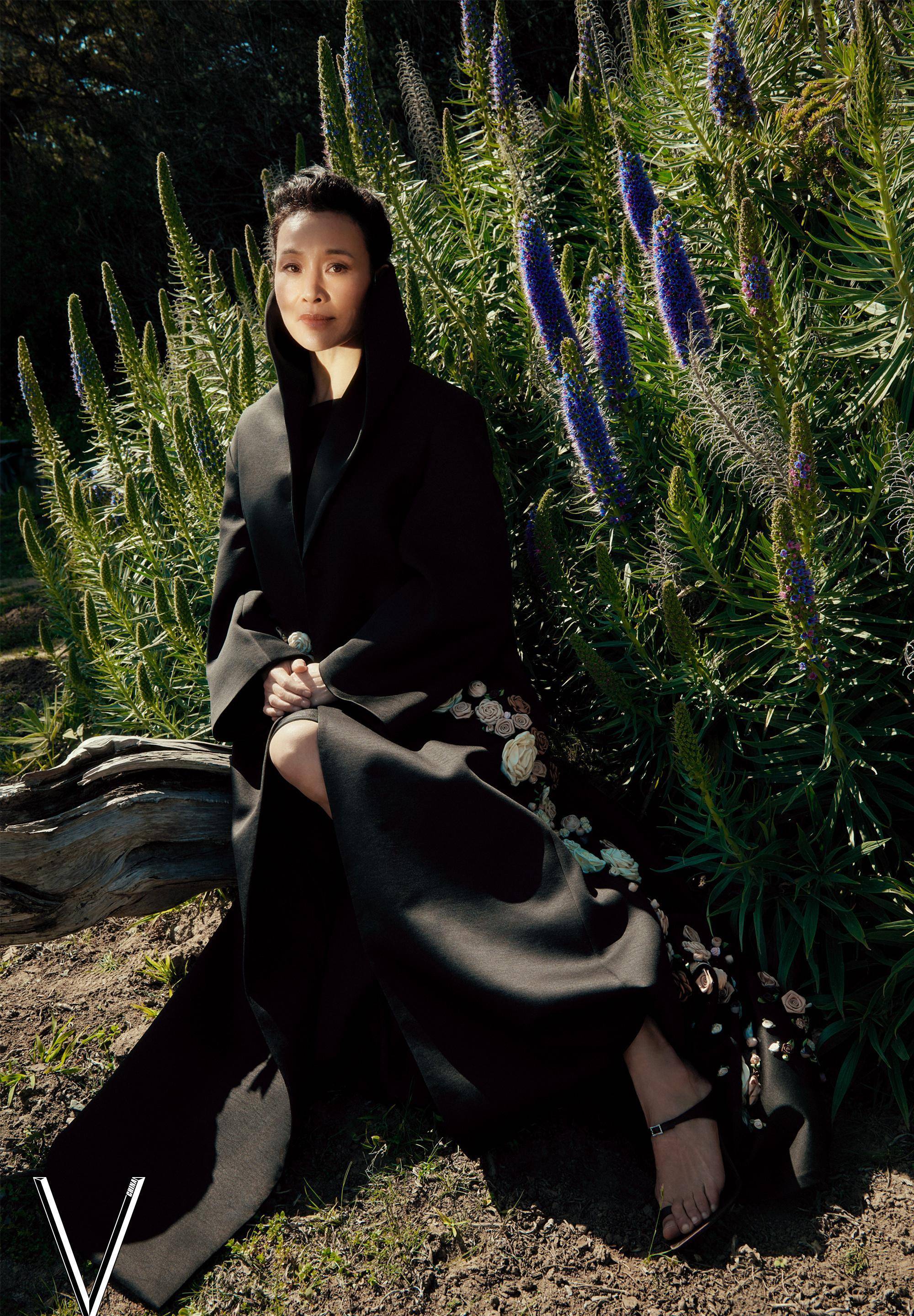 62岁陈冲登v杂志封面,真空穿风衣秀锁骨美腿,演绎东方知性美_黑色