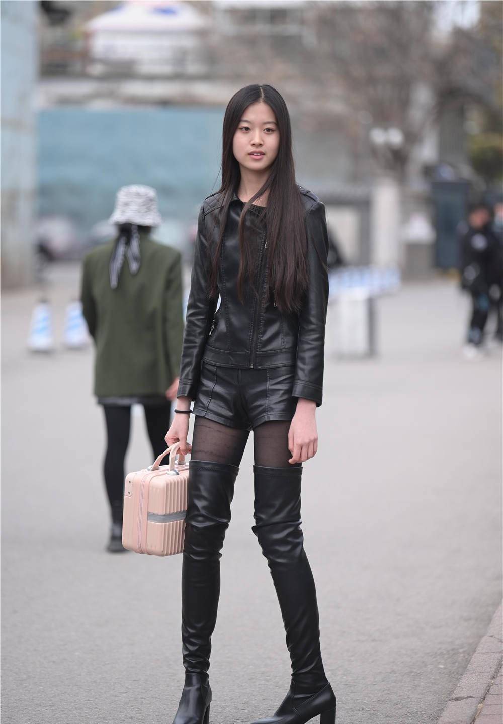 粗跟大腿靴,真皮修身的款式,身材不高挑,还真不敢尝试_效果_美女_风格