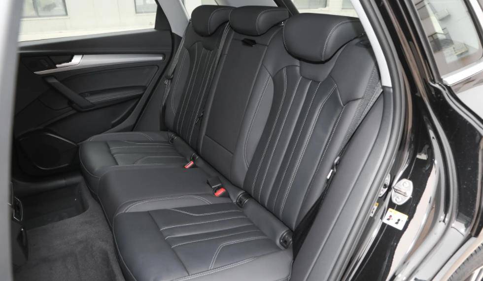 此外,根据车型配置的不同,新款奥迪q5l的座椅主要分为了仿皮材质和