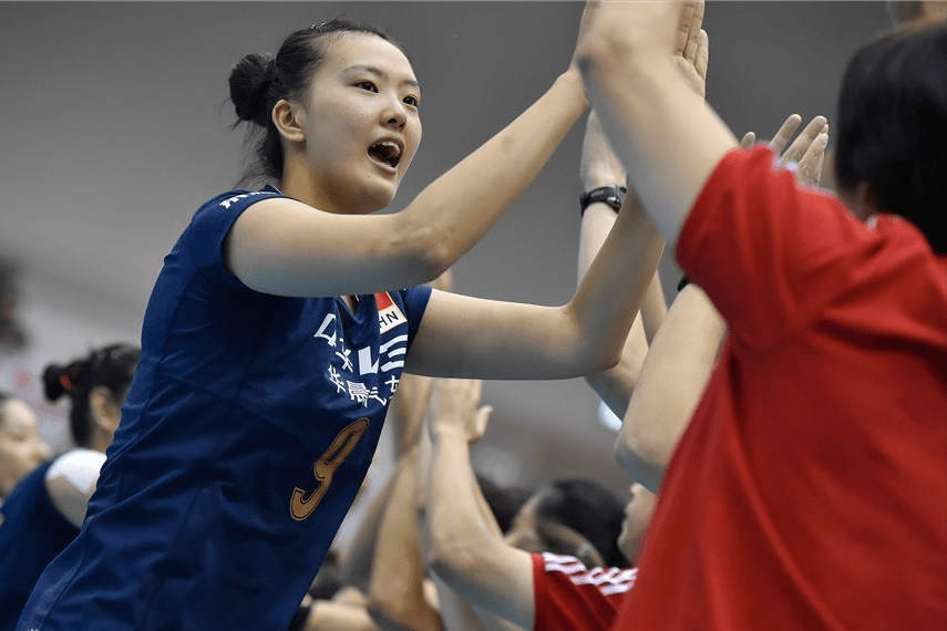 张常宁是中国女排前主帅郎平在2015年看中的一名优秀球员,当时张常宁