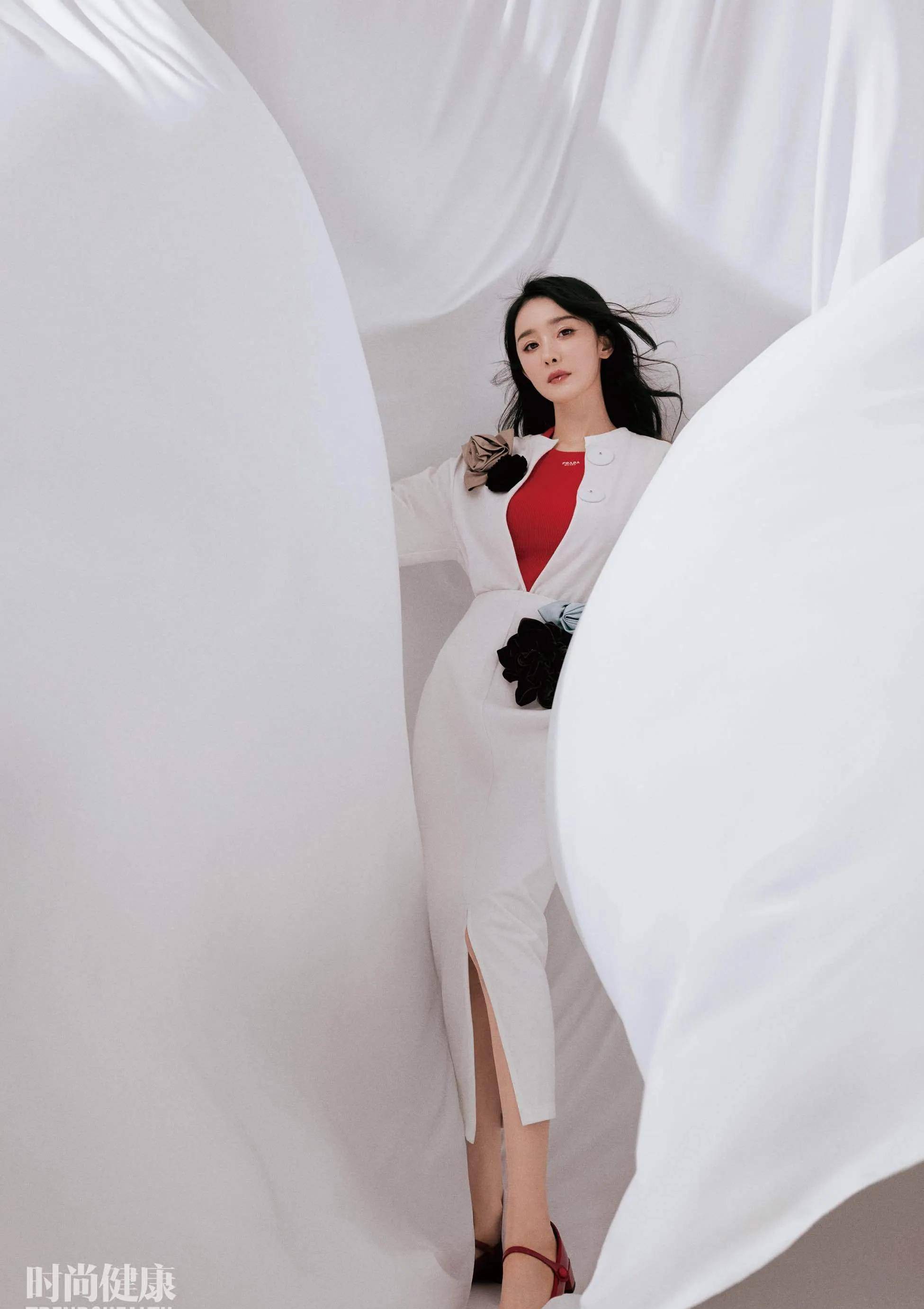 杨幂登时尚健康封面 大秀小蛮腰性感妩媚 宽檐礼帽芭蕾舞裙优雅高贵