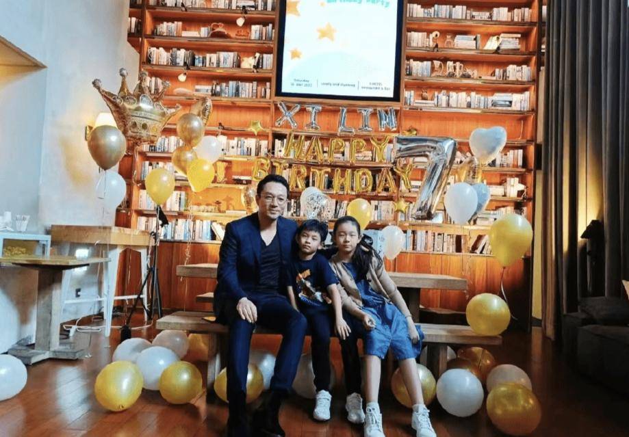 汪小菲罕见和儿子女儿同框,儿子大长腿抢镜,女儿越长越像大s