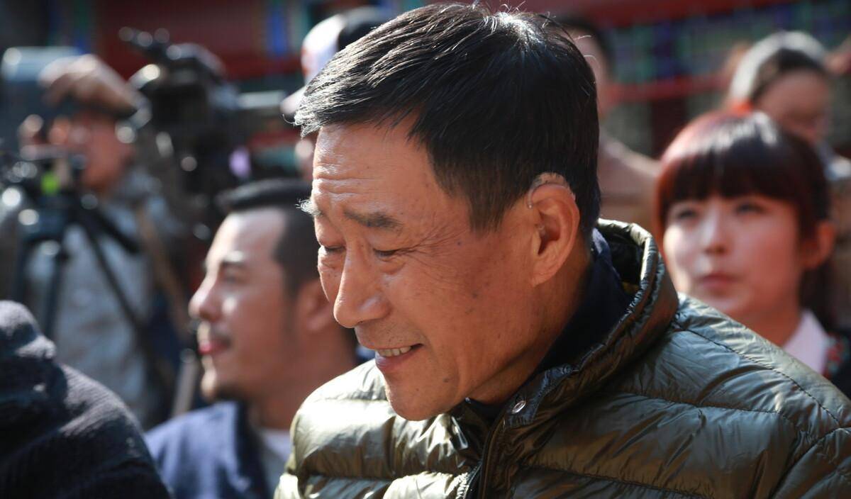 李雪健被黄磊压制,郭靖宇当众怒斥白玉兰奖,女子也替夫发声_老头_质疑