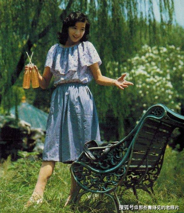 老照片 80年代上海街头漂亮的裙子 中国人开始爱美了
