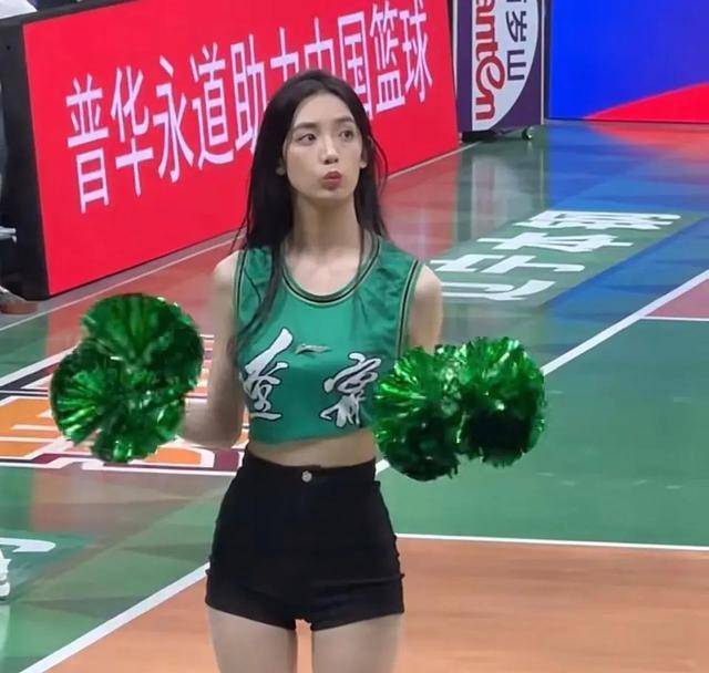 很多cba俱乐部的啦啦队都非常好看,比如广州龙狮队和浙江稠州金租队.