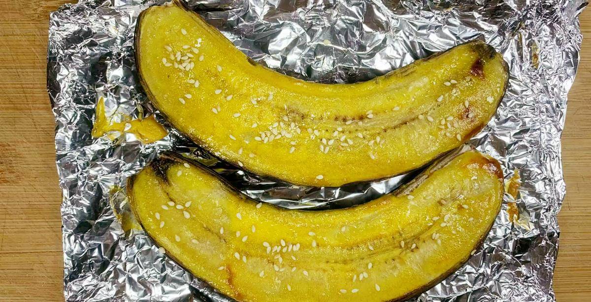 3,裹好锡纸的香蕉放入空气炸锅内(烤箱也可以),插上电源,150度烤10