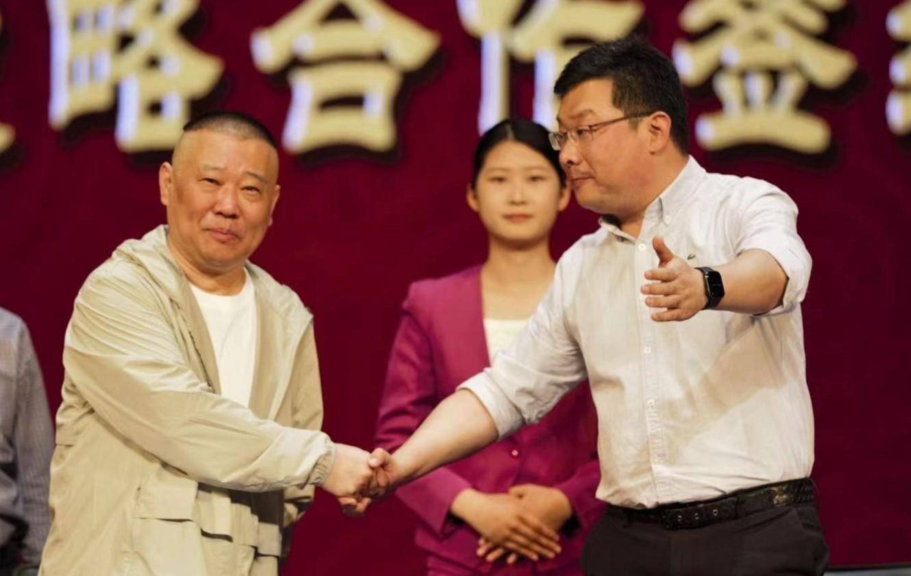 郭德纲高调出行被热议,开劳斯莱斯出席活动,难怪同行眼红他_相声_生活