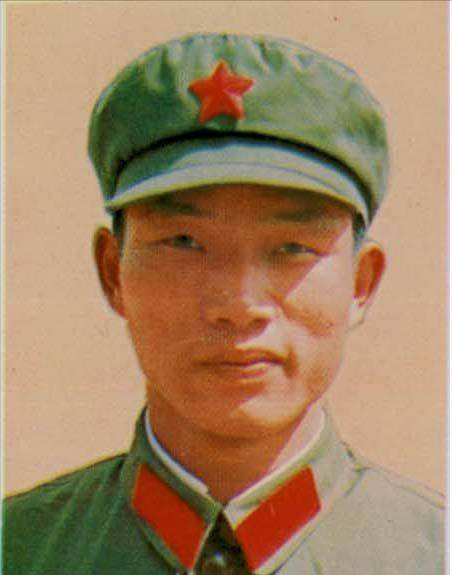 战斗英雄尹光忠风采上午10点半,8连的2个排与已经攻占53号高地的7连合
