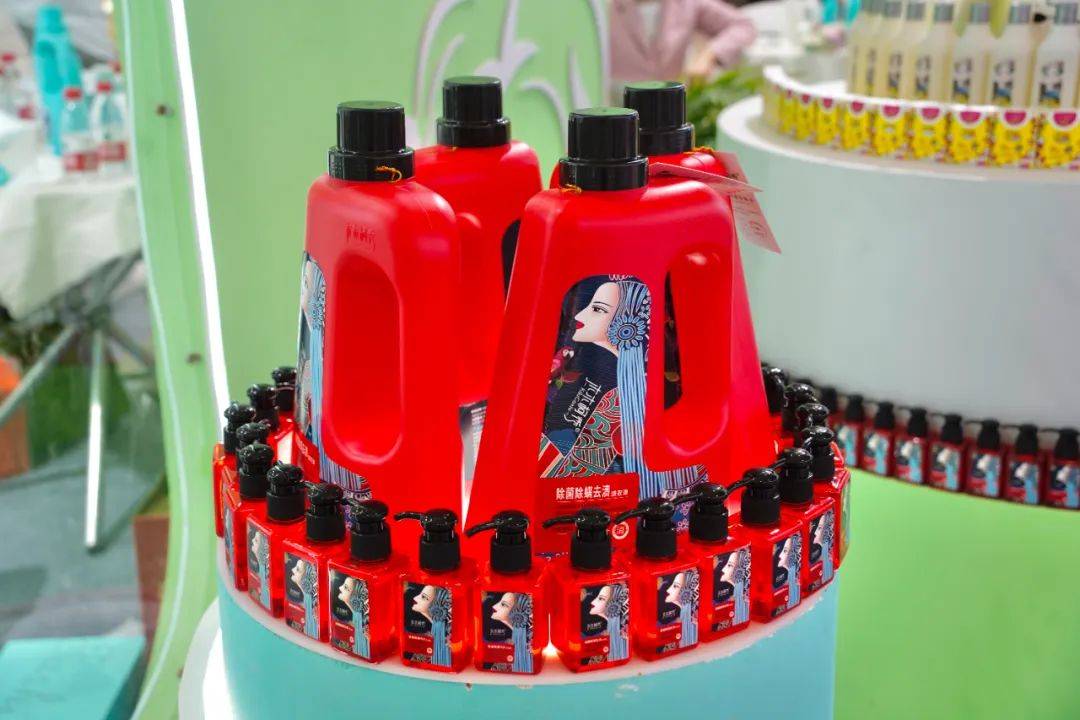 工厂以"两班倒"的模式应对爆单的市场,高宏杰甚至笑称:"除了工人两班