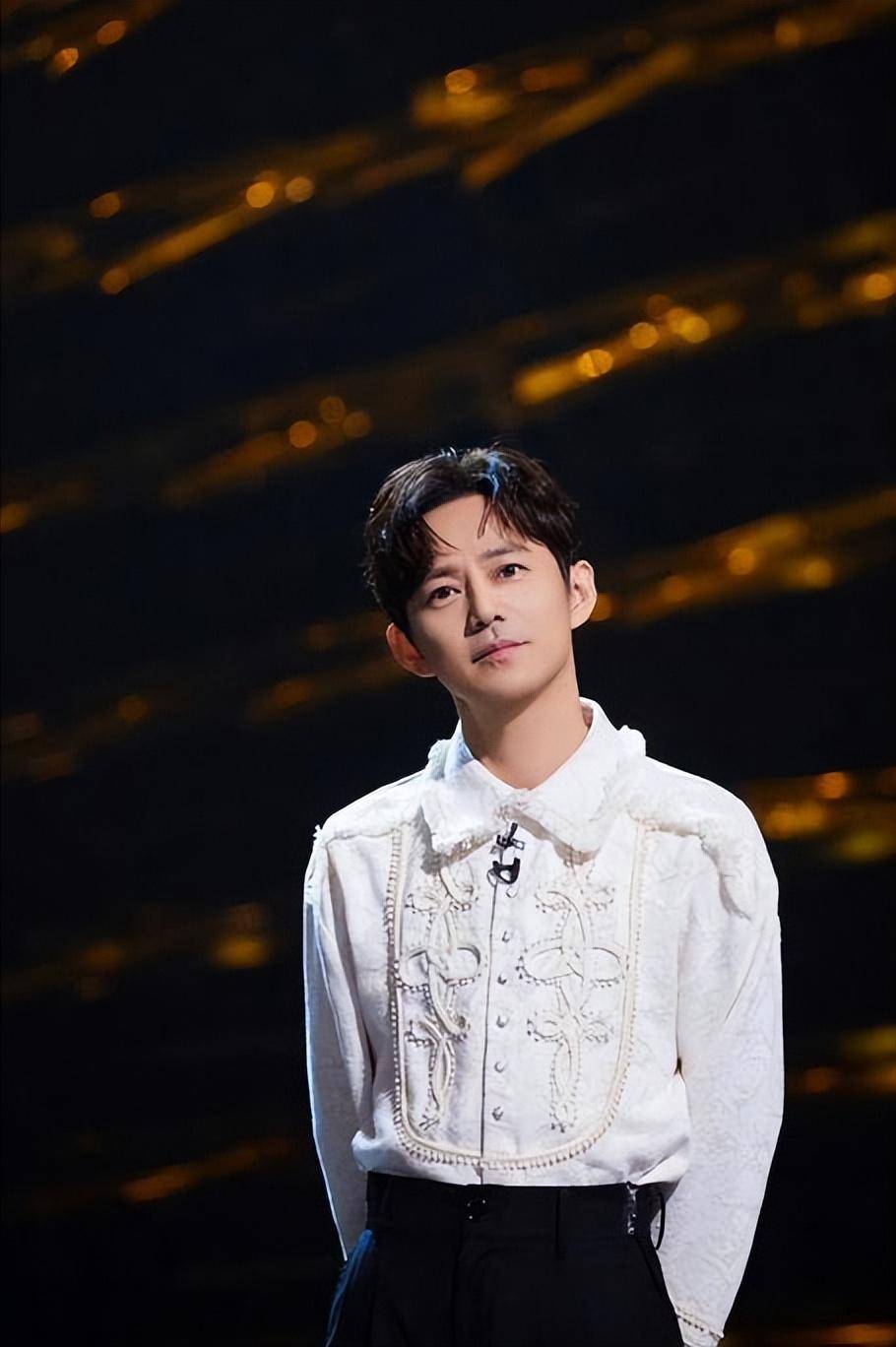 这一夜撕下他最后的"体面",事实证明在资本的浪潮下无人幸免_何炅