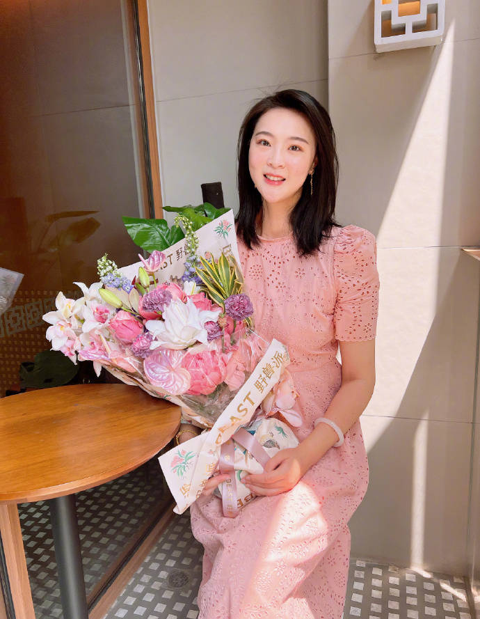 妈妈一头白发显苍老,60岁婆婆韵味十足_杨臻博_孩子_公婆