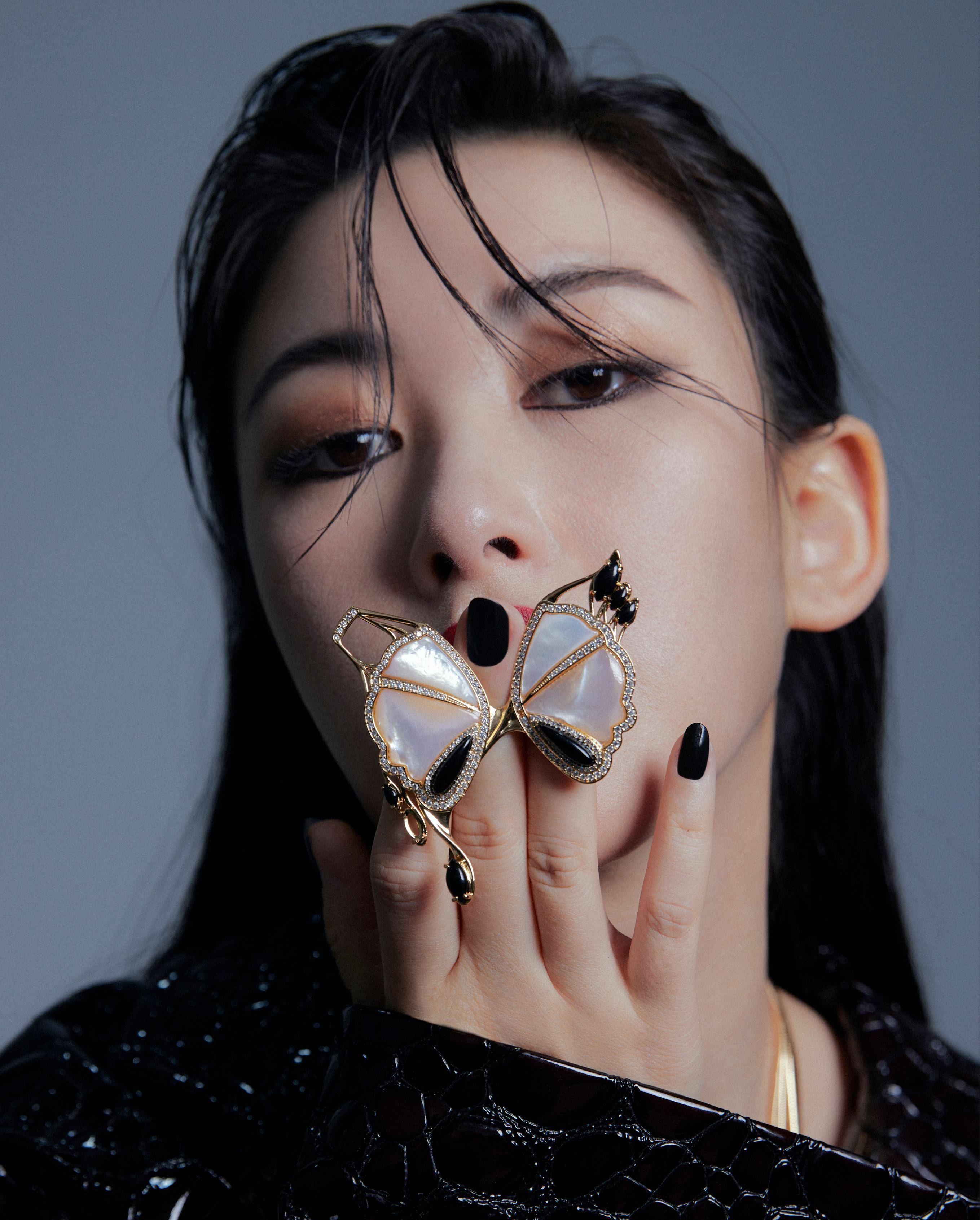 朱珠登wonderland封面,深v礼服大秀曲线,将美艳进行到底_衬衫_时尚