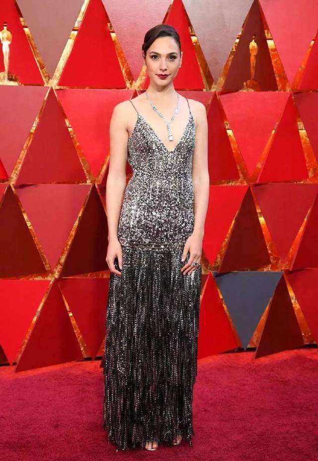 她还和阿米·汉莫一起颁奖!两人cp感要不要这么强?