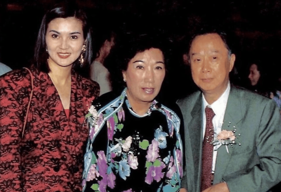 香港的百亿富太,98岁还烟不离手,坐私人飞机带前儿媳妇出游_林百欣