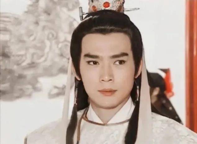 并以第2名成绩毕业,之后跑了两年龙套才得以在电视剧《莫道无情》里