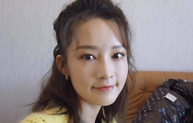 原创李沁私下真实素颜曝光,与精修图"判若两人",不化妆几乎没眉毛