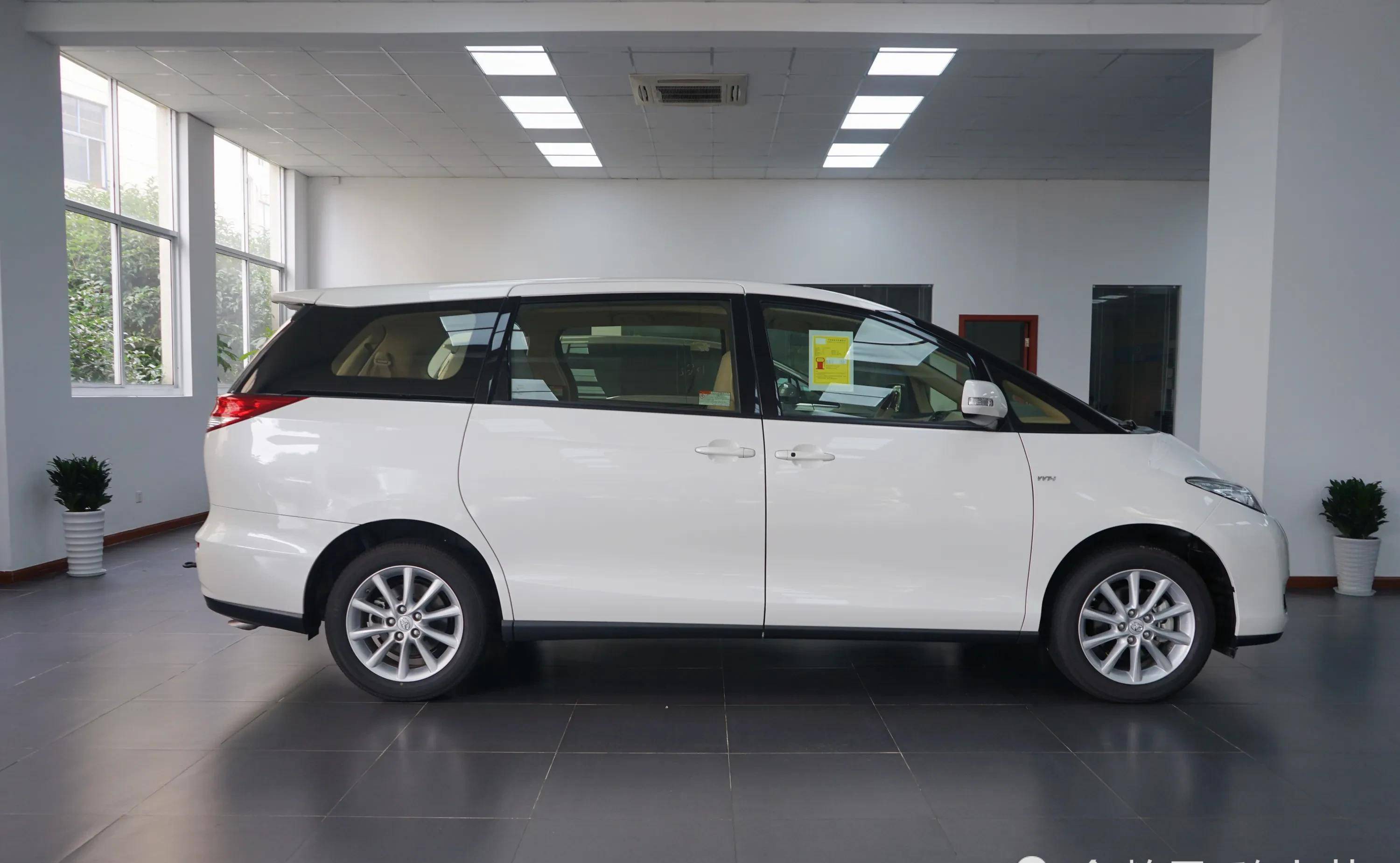 图中的这款车就是刚刚到港的2023款的丰田"普瑞维亚".