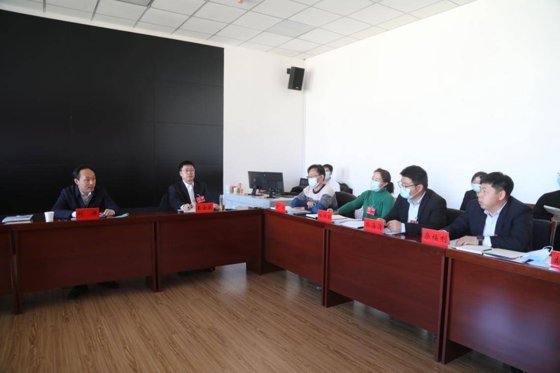 (县委书记刘洋参加政协分组讨论时与桑福利交流)他热心社会公益事业