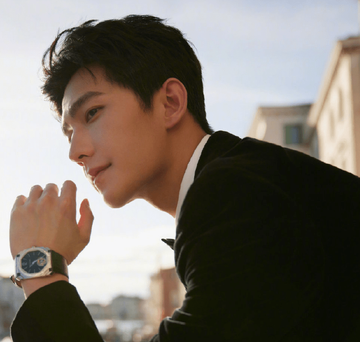 样,红毯方摄影师们用摄像机晒出的照片,和杨洋工作室以及站姐们拍摄的