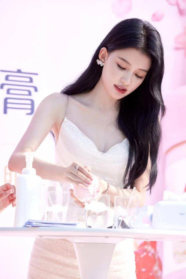 吊带裙将她的直角肩,锁骨和天鹅颈秀出来了,孙怡很瘦,却也瘦而不柴