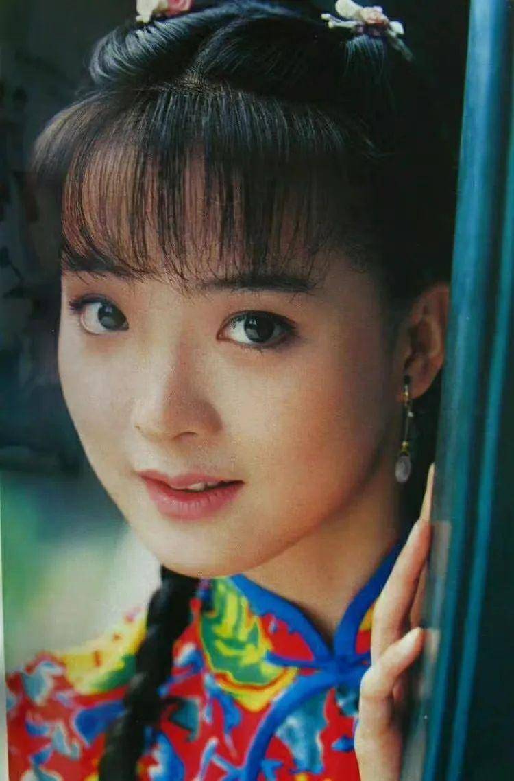 这也让演女二号"曾靖萱"的王艳知名度迅速提升,成为一代年轻人的女神