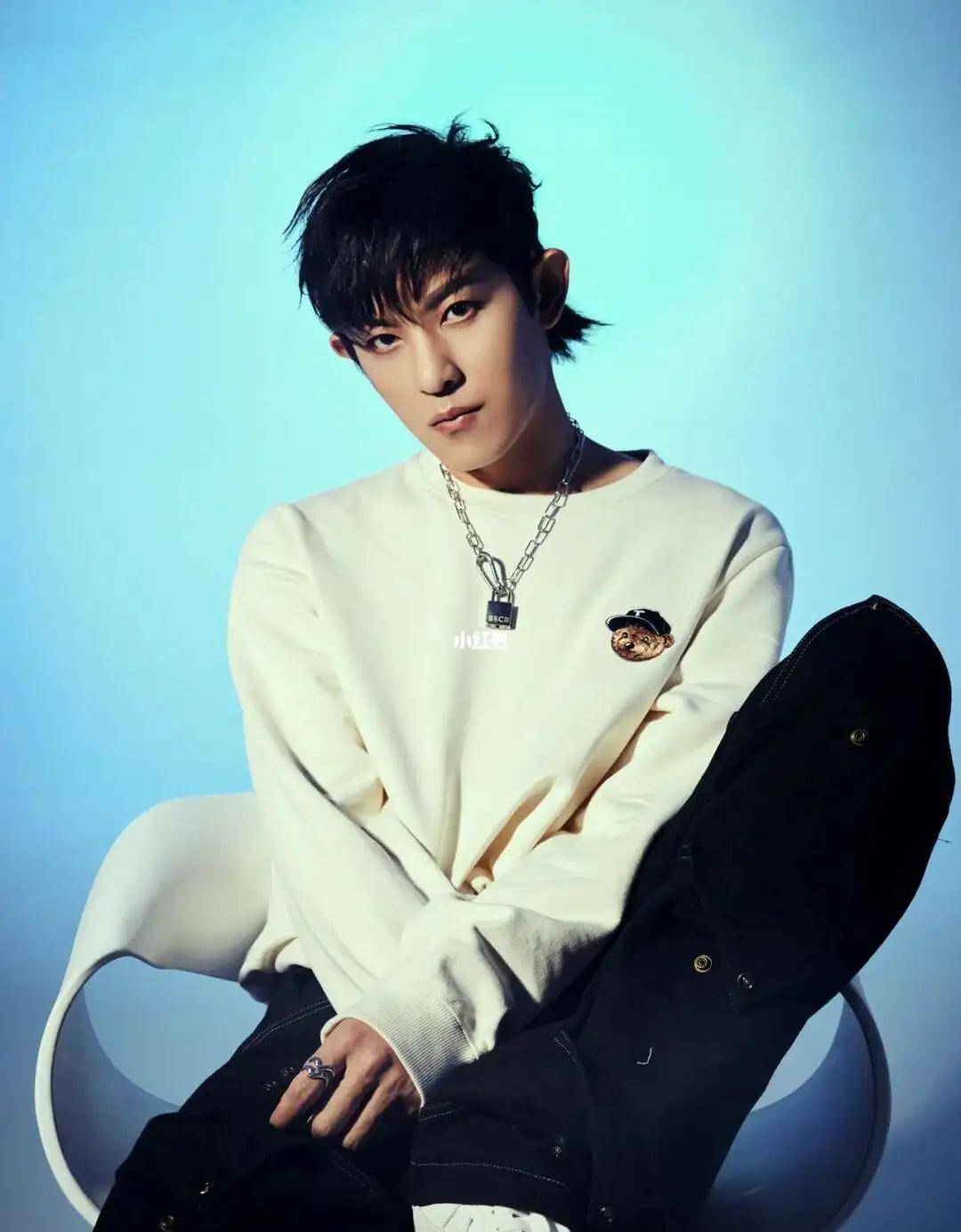 与美女十指紧扣当街拥吻,女方打扮时尚身材苗条_敖犬_棒棒堂_马路