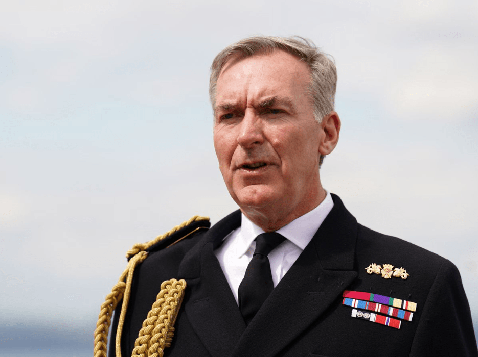 英国国防参谋长:海军上将托尼61拉达金爵士,一枚勋章彰显地位_英军