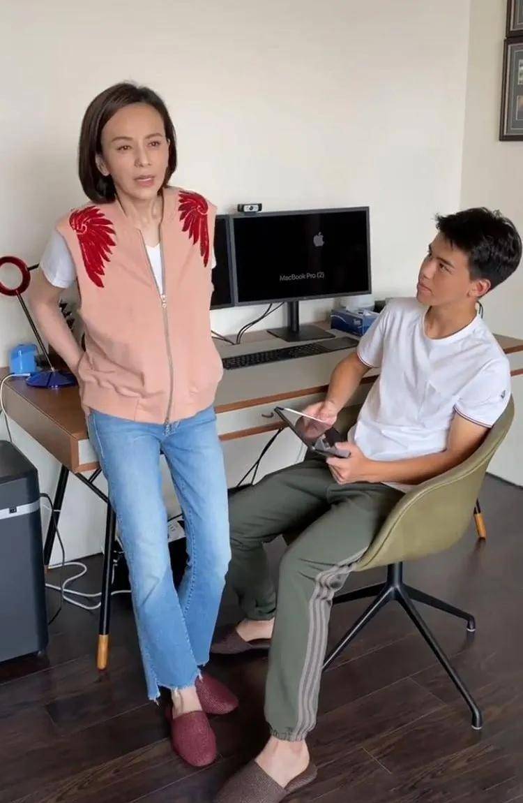 王琳:与前夫离婚后,一个人陪儿子长大,53岁仍单身_工作_许亚军_丈夫