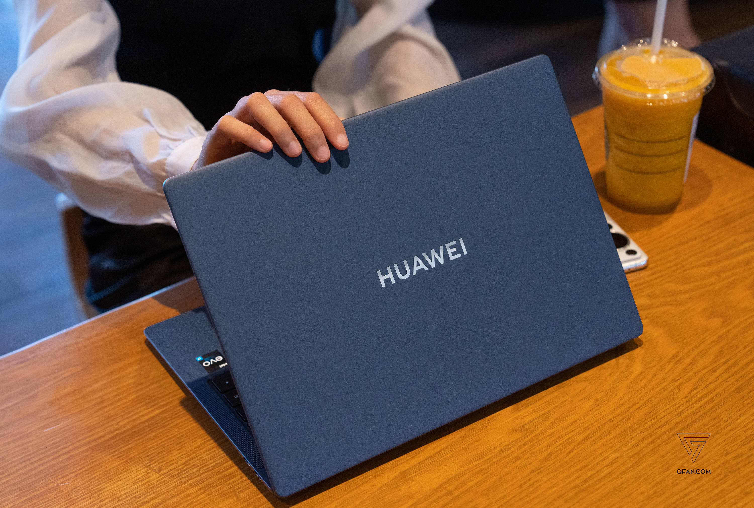 华为matebook x pro 2023款图赏:风回一镜揉蓝浅,雨过千峰泼黛浓_墨蓝