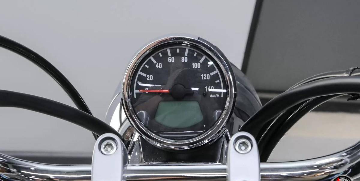 的同时也提高了夜间行驶的安全性,仪表采用机械指针 lcd液晶组合仪表