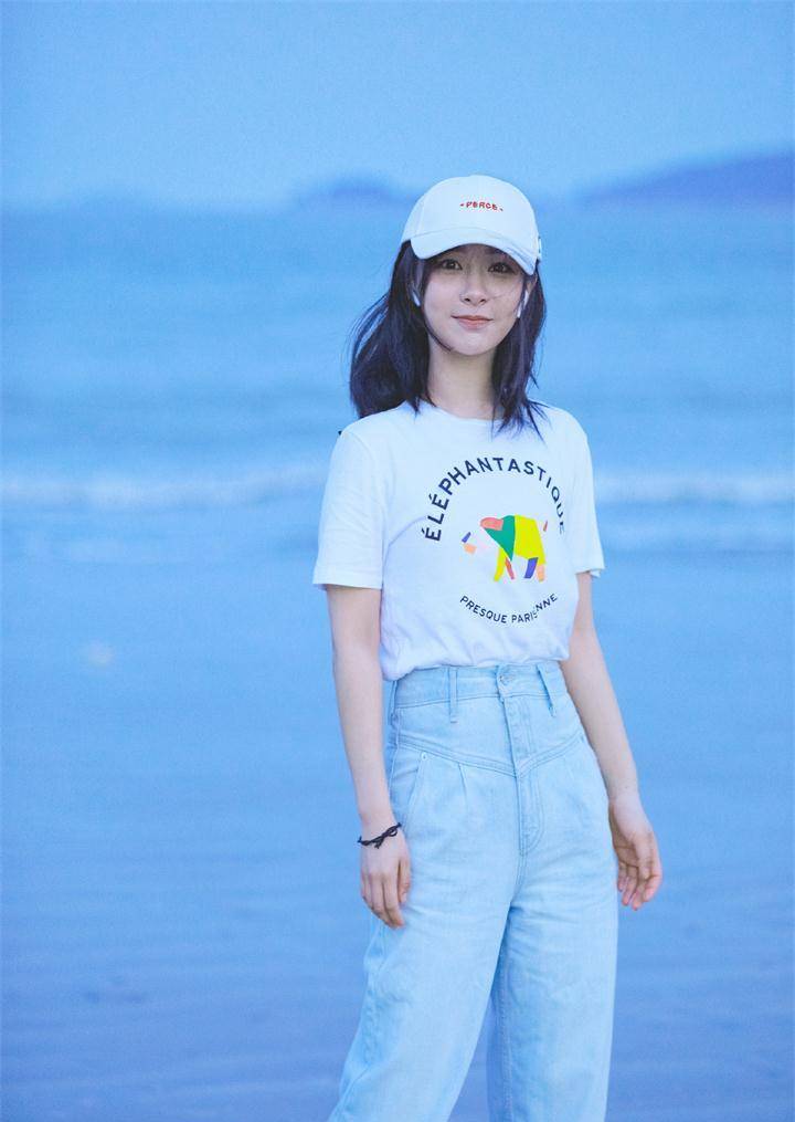 杨紫海边写真新鲜出炉,清新可爱走海盐风,还挺适合她的!