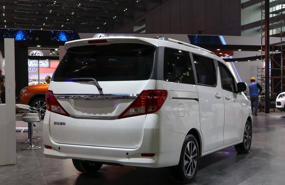 五菱宏光压力大了!国产版"埃尔法"闪亮登场,轴距2.8米,4.99万