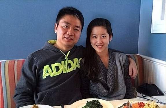 但是刘强东在章泽天之前,有过一段婚姻,与前妻生了一个儿子