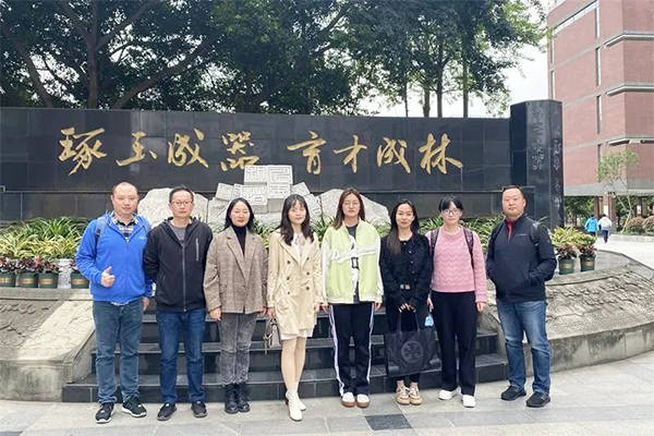 近日,英特尔成都的工程师团队走进玉林中学,利用信息技术课及选修课