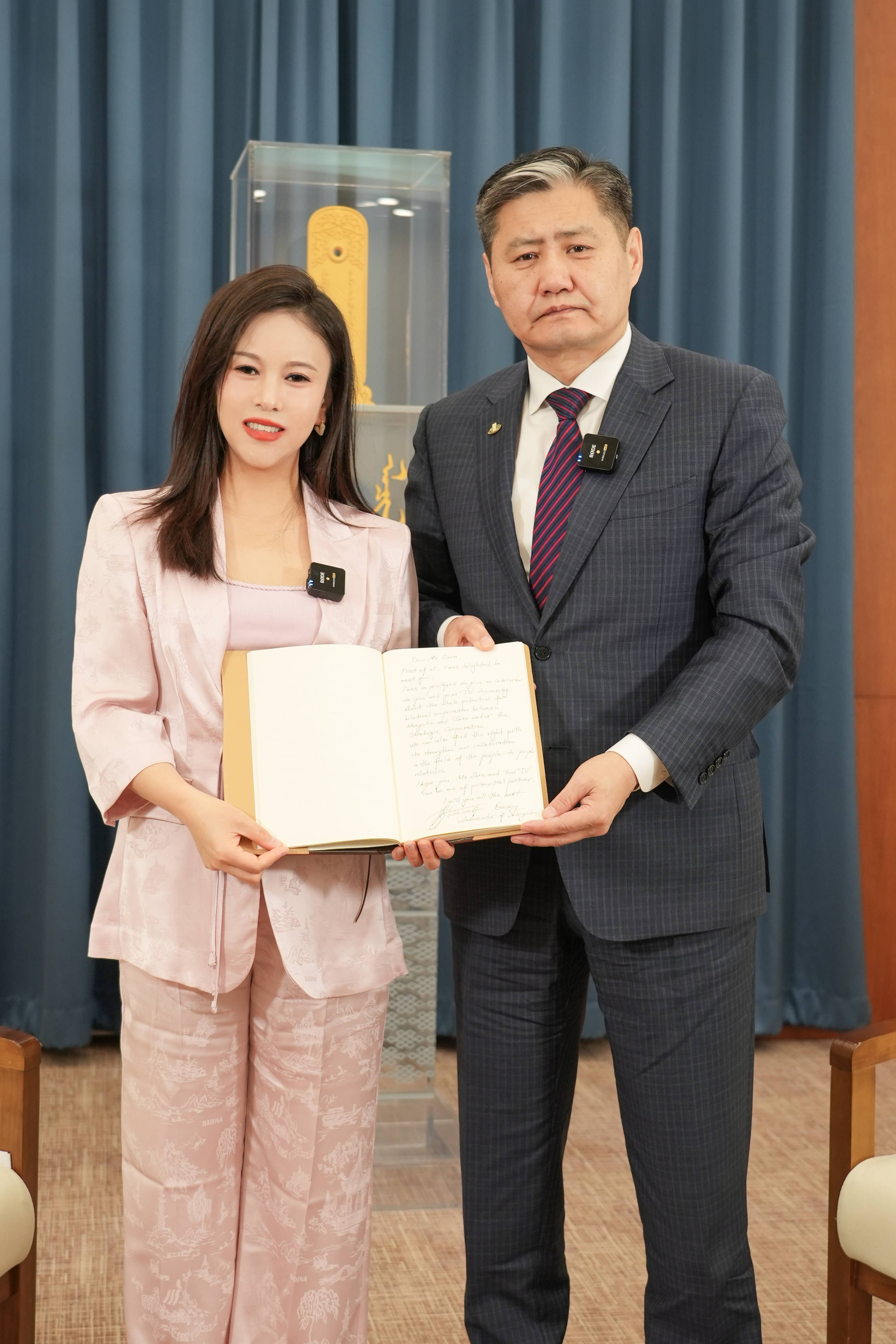 凤凰网政要访谈节目《做客大使馆》 刘美希对话蒙古驻华大使 羊来茶往