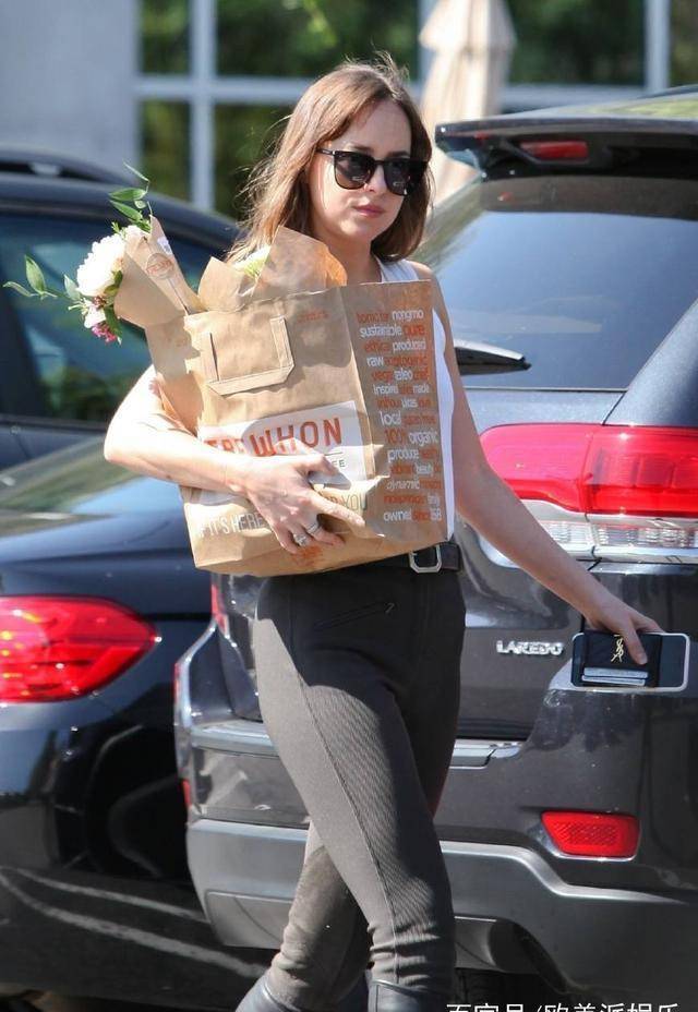 达科塔约翰逊戴墨镜出门,网友:她走路气场十足!