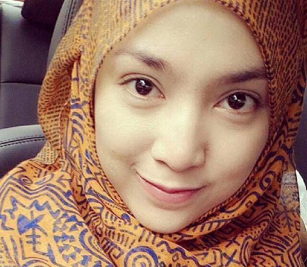 邓紫棋,晒素颜照曝光,被网友喷长得丑,整个人都变得不自信了_化妆