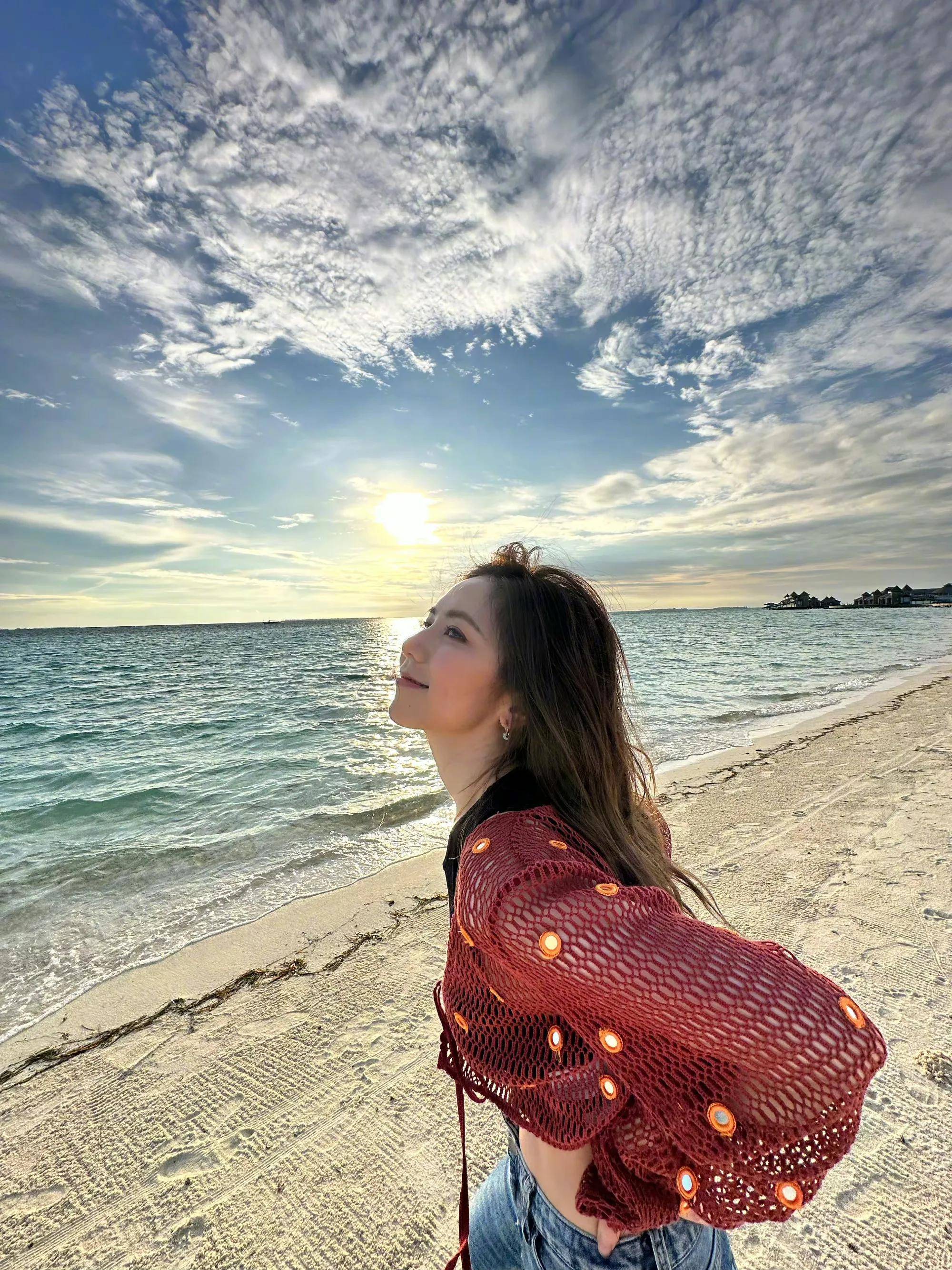 邓紫棋晒海边游玩照 穿镂空露脐装大秀蚂蚁腰 笑容明媚甜美似初恋