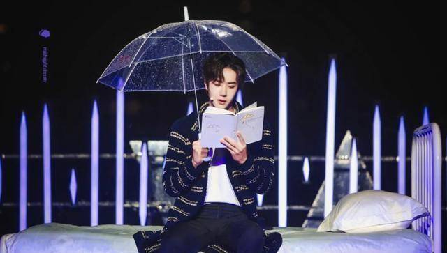 过了很久,王一博在网上发布动态,表示自己对于私生饭追踪自己,车里被