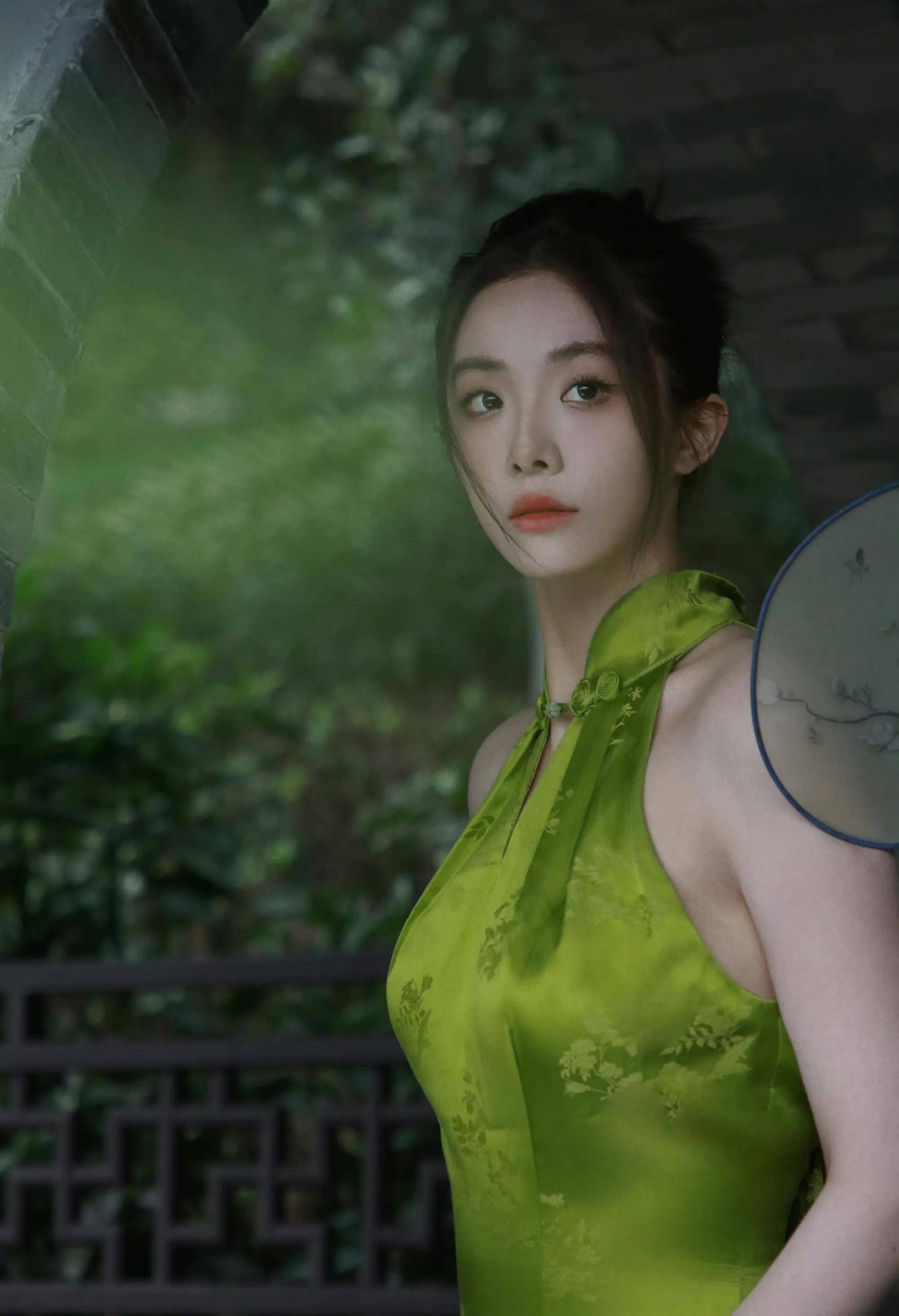 喻言身穿绿色一字领露肩旗袍,雍容华贵,时尚妩媚,时髦又养眼_写真
