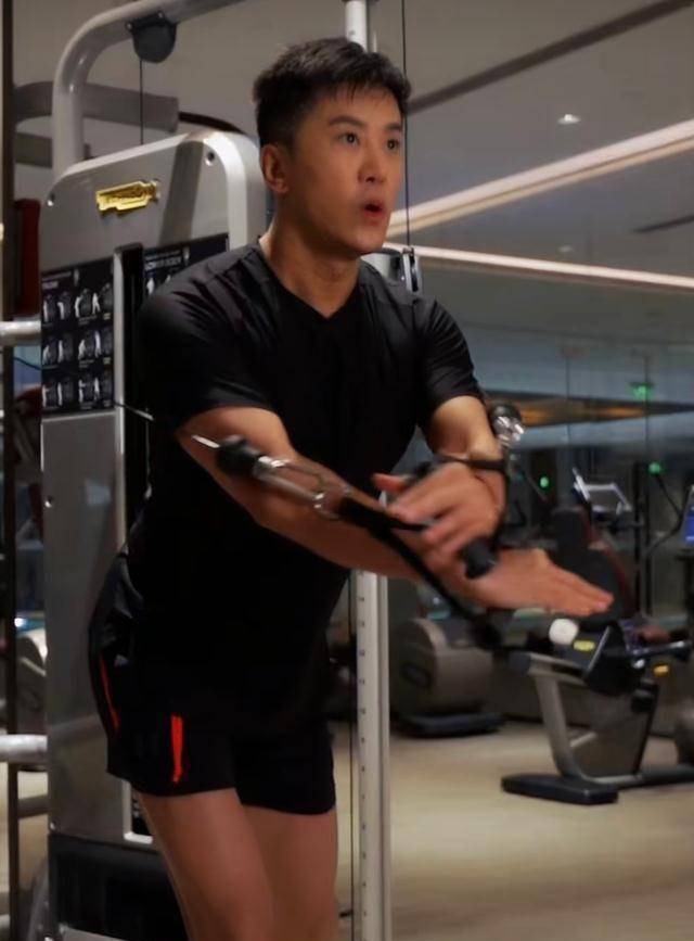 52岁毛宁晒健身照,被夸赞像28岁大伙子,面对女粉丝表白毫不避讳_网友